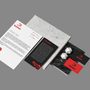 Op de afbeelding: Een mockup van briefpapier met een briefhoofd, een lange kaart en visitekaartjes. Het "baifeh" logo is rood. De achtergrond bevat marmer en geometrische vormen. Het briefhoofd leest "HEADLINE".