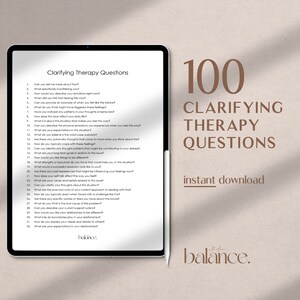 Może przedstawiać: Tablet cyfrowy wyświetlający listę 100 pytań terapeutycznych wyjaśniających. Tekst "100 Clarifying Therapy Questions" jest wyświetlany w kolorze brązowym na beżowym tle. Tekst "instant download" jest wyświetlany w kolorze czarnym na beżowym tle. Tekst "find your balance." jest wyświetlany w kolorze brązowym na beżowym tle.