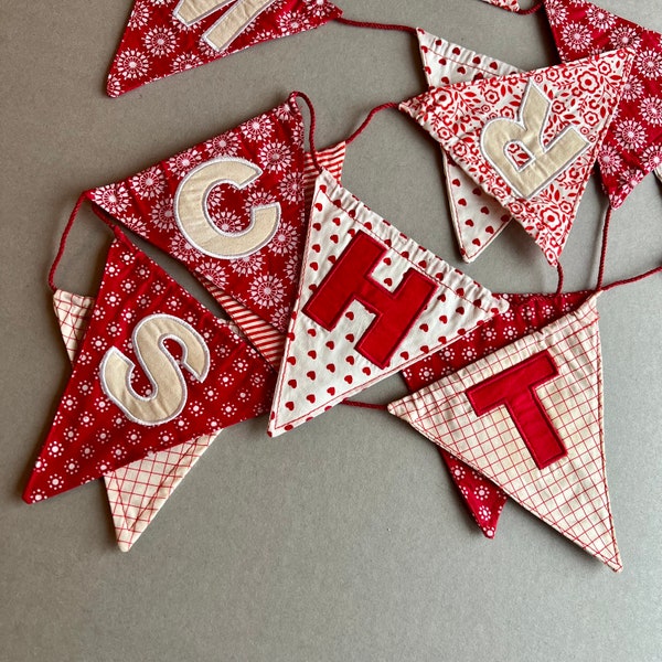 Décorations de Noël Gisela Graham pré-aimées : longue banderole Joyeux Noël en tissu à motifs rouges et blancs, bannière en coton à drapeaux triangulaires rares