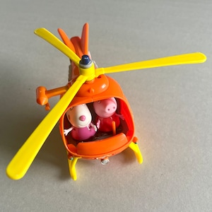 Juego personalizado para niños en edad preescolar: Peppa Pig vintage, figuras de la oveja Suzy, helicóptero del bombero Sam Tom Thomas y personajes de dibujos animados coleccionables.