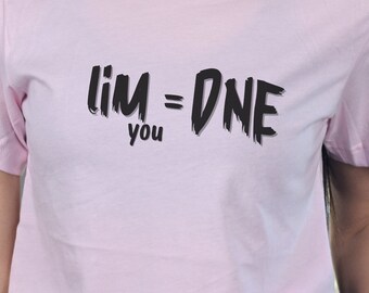以下が含まれることがあります： 黒で「lim = you one」とプリントされたピンクのTシャツです。