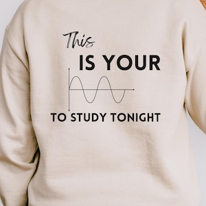 以下が含まれることがあります： 前面に「Professional MATHLETE」、背面にサイン波グラフィックと「This IS YOUR TO STUDY TONIGHT」の文字が入ったベージュのスウェットシャツ。 スウェットシャツはニュートラルカラーで、長袖です。