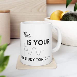 Puede incluir: Taza de cerámica blanca con un gráfico negro que dice "This is your to study tonight" con un gráfico de línea ondulado.