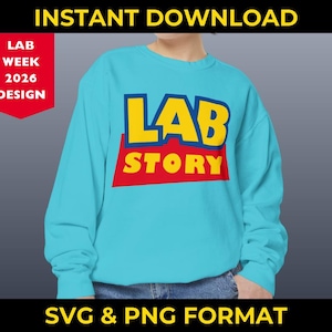 Op de afbeelding: Een lichtblauw sweatshirt met de woorden "LAB STORY" in geel en rood, met de tekst "LAB WEEK 2026 DESIGN" in een rode banner. De afbeelding bevat ook de tekst "INSTANT DOWNLOAD" en "SVG & PNG FORMAT".