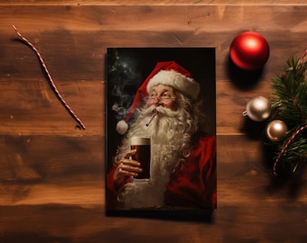 Puede incluir: Tarjeta navideña con Papá Noel con traje y gorro rojos, fumando un cigarrillo y sosteniendo un vaso de cerveza oscura. La tarjeta está sobre una superficie de madera con adornos navideños.