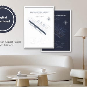 Pode incluir: Dois cartazes emoldurados do Aeroporto de Southampton, um claro e outro escuro, estão pendurados em uma parede branca. Os cartazes apresentam diagramas detalhados do aeroporto com texto. Um distintivo redondo de download digital azul marinho está no canto superior esquerdo. O texto diz "Southampton Airport Poster Light + Night Editions".