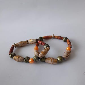 bracciale fatto a mano con perle di carta
