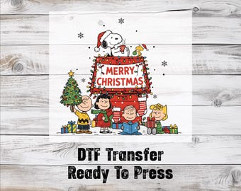 Könnte beinhalten: Ein DTF-Transfer mit Weihnachtsmotiv, das Snoopy mit Weihnachtsmütze, den Schriftzug „Merry Christmas“ und Peanuts-Charaktere zeigt. Das Design umfasst einen Weihnachtsbaum, Geschenke und Schneeflocken auf weißem Hintergrund.