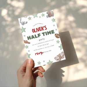 Op de afbeelding: Een witte uitnodigingskaart met de tekst "OLIVER'S HALF TIME party" in rood en groen. De kaart bevat voetbalthema-illustraties en groene steraccenten. De RSVP-details zijn inbegrepen.