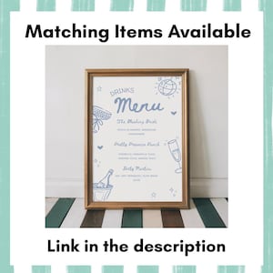 Peut inclure: Un menu encadr&eacute; avec un cadre en bois, pr&eacute;sentant des noms de boissons et des ingr&eacute;dients &agrave; l'encre bleue. Le menu comprend "The Blushing Bride", "Pretty Presesco Punch" et "Dirty Martini". Le texte "Matching Items Available" et "Link in the description" sont &eacute;galement visibles.
