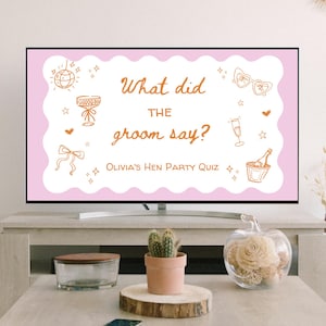 Puede incluir: Una pantalla de televisión muestra un gráfico con borde rosa con el texto "What did the groom say?" y "Olivia's Hen Party Quiz". El diseño incluye ilustraciones de una bola de discoteca, copas de champán y gafas de sol. El televisor está sobre una consola gris claro.