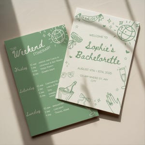 Könnte beinhalten: Zwei Event-Reisekarten. Eine ist grün mit dem Text "The Weekend Itinerary" und einem Zeitplan. Die andere ist cremefarben mit dem Text "Welcome to Sophie's Bachelorette" und Veranstaltungsdetails. Beide Karten haben dekorative Illustrationen.