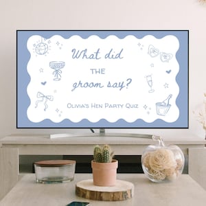 Può includere: Un televisore mostra una grafica azzurra con il testo "What did the groom say?" e "Olivia's Hen Party Quiz." Il design include illustrazioni di una palla da discoteca, calici di champagne e occhiali da sole. La TV è su una console di legno.