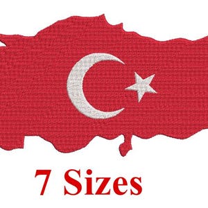 Może przedstawiać: Haftowana naszywka w kształcie Turcji, z motywem flagi tureckiej. Flaga jest czerwona z białym półksiężycem i gwiazdą. Tekst "7 Sizes" jest wyświetlany na czerwono poniżej.