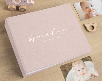 Erinnerungsbuch für die ersten Jahre des Babys | Personalisiertes Leinen-Babyfotoalbum | Modernes Babyparty-Geschenk | Story Of You Scrapbook | 40 leere Seiten