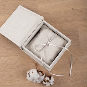 Caja de anillo de boda con almohada portadora de anillo extraíble / Caja portadora de anillo más vendida / Caja de anillo de lino personalizada / Regalo de boda único imagen 4