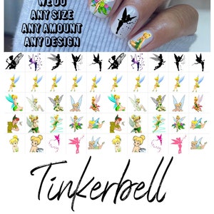 Puede incluir: Una hoja de pegatinas para uñas con Tinkerbell, el hada de Peter Pan de Disney. Las pegatinas vienen en una variedad de poses y diseños, incluyendo Tinkerbell volando, sentada y sosteniendo una flor. El texto "We do any size, any amount, any design" está en la parte superior de la hoja. El texto "Tinkerbell" está en la parte inferior de la hoja.