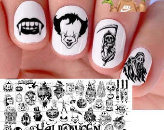 Pode incluir: Nail art branco com desenhos pretos com tema de Halloween. As unhas apresentam imagens de dentes de vampiro, Pennywise o palhaço, uma Ceifeira e uma máscara de Ghostface. Uma folha de adesivos de nail art de Halloween também é visível.