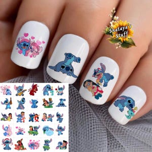 Op de afbeelding: Een vel nagelstickers met verschillende afbeeldingen van Stitch uit de Disney-film Lilo & Stitch. De stickers tonen Stitch in verschillende poses en met verschillende uitdrukkingen, waaronder Stitch die gitaar speelt, Stitch met Angel, Stitch met een lei en Stitch met een bloem. De stickers zijn gedrukt op een transparant vel en zijn klaar om op nagels te worden aangebracht.