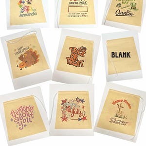 Peut inclure: Plusieurs sacs cadeaux beiges avec des motifs imprim&eacute;s et du texte. Les motifs incluent Minnie Mouse avec des ballons, "Happy Birthday Amanda", "North Pole Special Delivery", "Happy Thanksgiving", "Trick or Treat", "Happy St. Patrick's Day Auntie", "Thinking about you", "Happy 4th of July", "Happy Easter Sister", et un sac vierge.