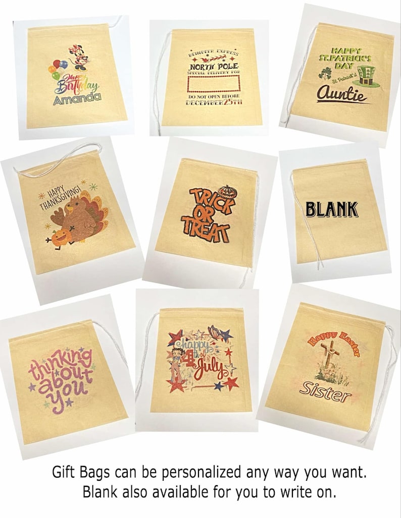 Peut inclure: Plusieurs sacs cadeaux beiges avec des motifs imprim&eacute;s et du texte. Les motifs incluent Minnie Mouse avec des ballons, "Happy Birthday Amanda", "North Pole Special Delivery", "Happy Thanksgiving", "Trick or Treat", "Happy St. Patrick's Day Auntie", "Thinking about you", "Happy 4th of July", "Happy Easter Sister", et un sac vierge.
