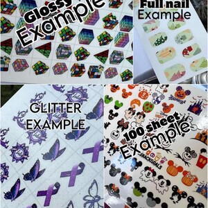 Peut inclure: Planches d'autocollants pour nail art avec divers motifs. Comprend des exemples brillants avec des motifs de cubes Rubik's, des exemples de paillettes avec des papillons et des rubans violets, et des exemples d'ongles complets avec des motifs de sapins de No&euml;l. &Eacute;galement, une feuille avec des autocollants sur le th&egrave;me de Mickey Mouse et d'Halloween.