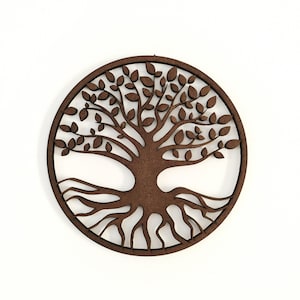 Peut inclure: Une décoration murale circulaire en bois représentant l'arbre de vie. Le design présente un arbre détaillé avec des branches, des feuilles et des racines, enfermé dans un cadre circulaire. Le bois est de couleur marron chaud, et le motif est découpé.