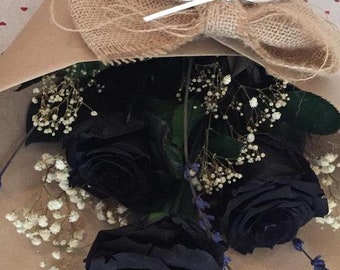 Ramo de rosas negras preservadas