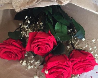 Ramo de rosas rojas preservadas