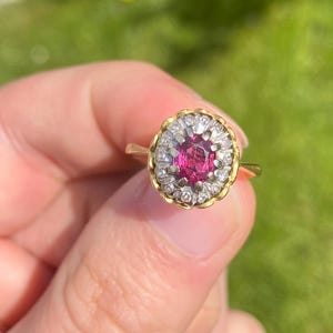 Pierścień z żółtego złota 18-karatowego z 0,80 ct rubinem i brylantami z połowy XX wieku