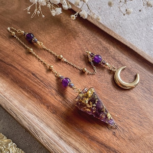 Péndulo de adivinación de amatista, péndulo de resina con incrustaciones de piedras naturales, péndulo de radiestesia y clarividencia, Wicca