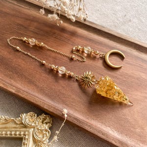 Heated citrine divination pendulum, resin pendulum inlaid with natural stone, clairvoyance and Wiccan