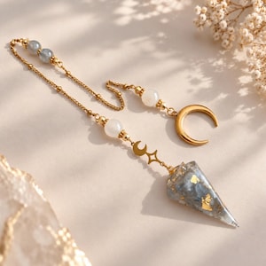 Pendolo divinatorio in labradorite, pendolo in resina intarsiato con pietre naturali di labradorite, pietra di luna bianca, pendolo divinatorio