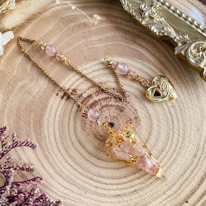 Op de afbeelding: Een set van drie keramische mokken met een gespikkelde, matte afwerking. De mokken zijn in crème, lichtgrijs en donkergrijs. Elke mok heeft een eenvoudig, minimalistisch ontwerp.