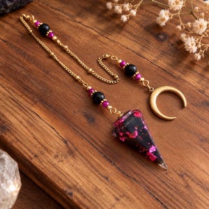 Pendule divinatoire obsidienne, pendule résine incrustée de pierres naturelles, pendule rose et noir, radiesthésie et voyance, wicca