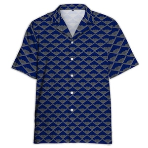 Puede incluir: Una camisa de manga corta con botones y un patr&oacute;n geom&eacute;trico. La camisa presenta un fondo azul oscuro con un dise&ntilde;o gris repetitivo en forma de abanico. Tiene un cuello cl&aacute;sico y botones blancos.