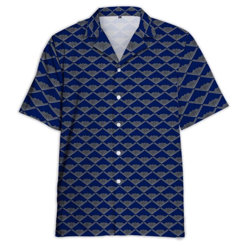 Puede incluir: Una camisa de manga corta con botones y un patr&oacute;n geom&eacute;trico. La camisa presenta un fondo azul oscuro con un dise&ntilde;o gris repetitivo en forma de abanico. Tiene un cuello cl&aacute;sico y botones blancos.