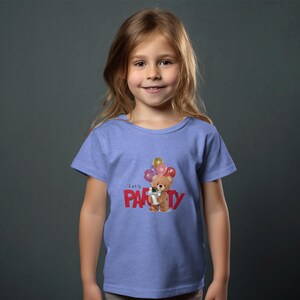 Słodki Miś z Balonami Let's Party T-shirt, Zabawna Koszulka Celebracyjna, Uroczy Miś z Rysunkową Grafiką, Kolorowa Koszulka z Balonami, Temat Imprezy