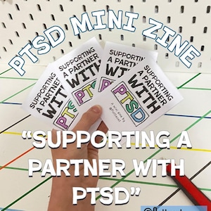 Peut inclure: Plusieurs mini-fanzines blancs avec le titre "Supporting a Partner with PTSD" sont tenus dans une main. Les mots "PTSD MINI ZINE" sont en arc au-dessus. Le nom de la boutique Etsy et le pseudo des réseaux sociaux sont également visibles.