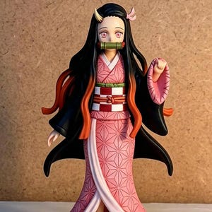 Pode incluir: Uma estatueta de estilo anime de uma personagem com longos cabelos pretos, olhos cor-de-rosa e um pequeno chifre. A figura veste um quimono cor-de-rosa com um padrão geométrico de estrelas, um obi xadrez vermelho e branco e um casaco preto.