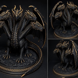 Pode incluir: Uma estatueta de dragão de cinco cabeças em preto e dourado, com grandes asas abertas e uma cauda longa enrolada em torno de uma base circular. A criatura apresenta escamas detalhadas e garras afiadas, com detalhes dourados nos chifres e asas.