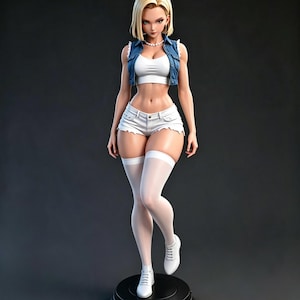 Pode incluir: Uma figura de personagem loira vestindo um top curto branco, um colete jeans azul, shorts jeans brancos desfiados e meias brancas até a coxa. A figura está sobre uma base preta circular e usa tênis brancos, apresentando um colar de pérolas.