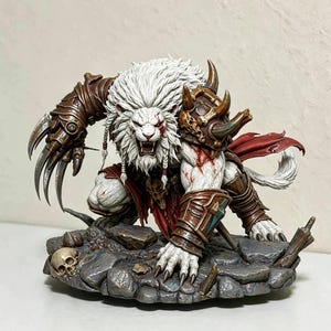 Pode incluir: Uma figura de criatura semelhante a um leão branco com uma juba espessa, dentes à mostra e marcas vermelhas no rosto. Usa uma armadura metálica castanha com espigões no ombro e garras longas numa mão. A figura está sobre uma base rochosa com um crânio.