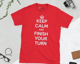 Camiseta unisex de manga corta "Mantén la calma y termina tu turno" - Camiseta de juego de mesa - Camiseta divertida - Roja -