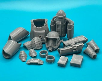 Könnte beinhalten: Ein Set aus 15 grauen 3D-gedruckten Kunststoffteilen für ein Modellbausatz. Die Teile umfassen einen Helm, einen Torso, Arme, Beine und anderes Zubehör.