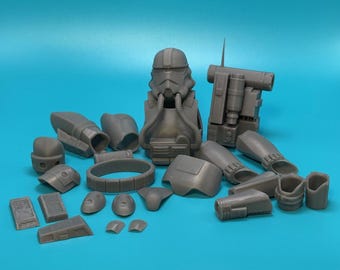 Könnte beinhalten: Ein Satz grauer Kunststoffteile für ein Modellbausatz. Die Teile umfassen einen Helm, einen Torso, Arme, Beine und Zubehör. Die Teile sind alle unbemalt und bereit zum Zusammenbauen.