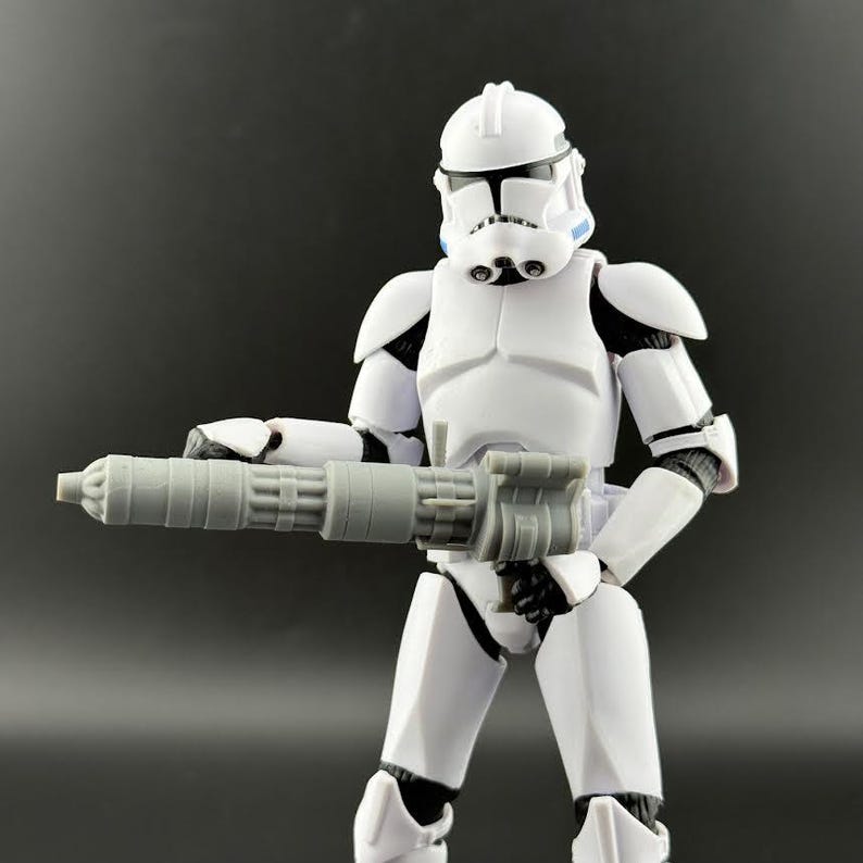 Peut inclure: Figurine blanche repr&eacute;sentant un soldat en armure, tenant une arme grise. La figurine a un casque et des d&eacute;tails noirs. Le fond est gris fonc&eacute; uni.