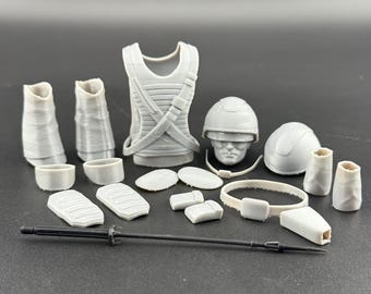 Könnte beinhalten: Eine Sammlung grauer Miniatur-Militärausrüstung, darunter eine Weste, Helme, Stiefel und anderes Zubehör. Ein schwarzer Speer ist ebenfalls im Set enthalten. Die Artikel sind auf einer dunkelgrauen Oberfläche angeordnet.