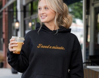 Bestickt mit 'I need a moment.' Unisex Kapuzenpullover