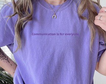 "Besticktes ""Communication is for Jeder"" T-Shirt - Violett."